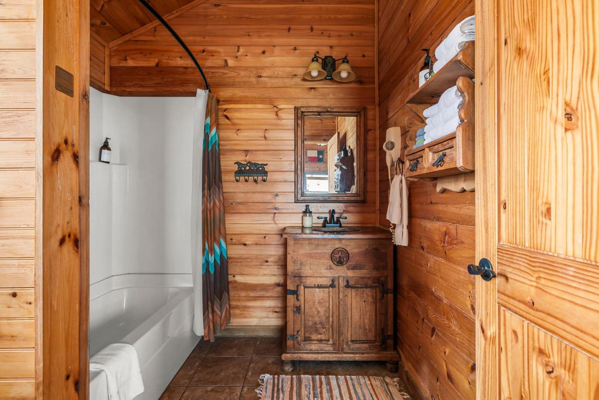 Enchanted Rockview Cabins Crabapple Room photo