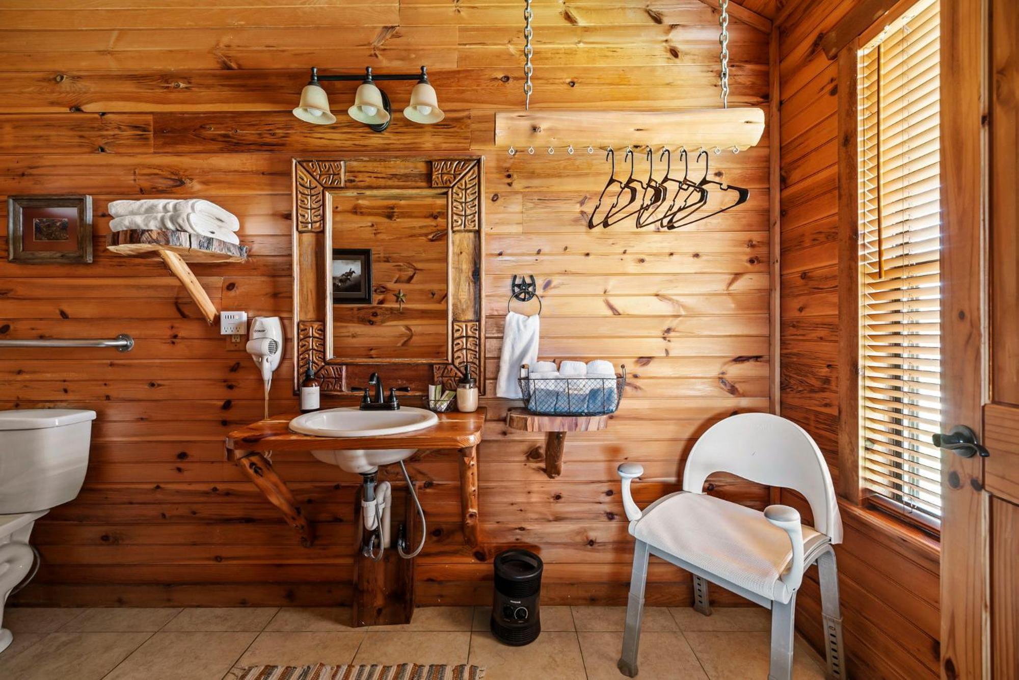 Enchanted Rockview Cabins Crabapple Room photo