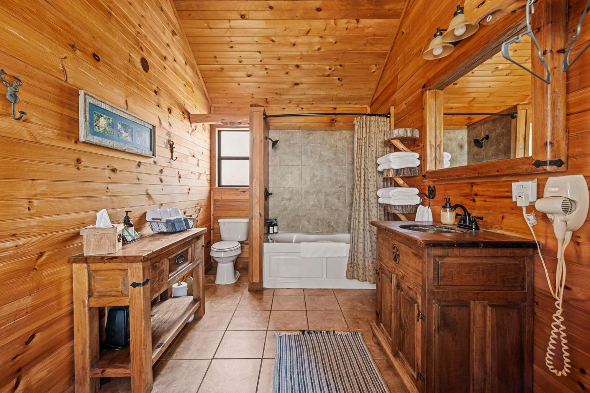 Enchanted Rockview Cabins Crabapple Room photo