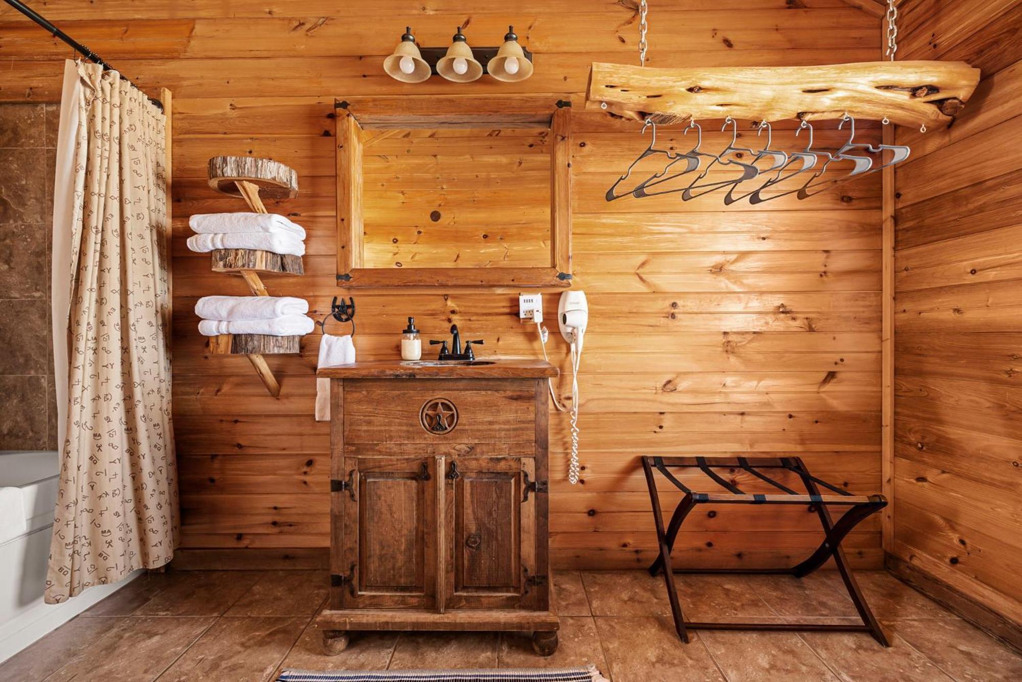 Enchanted Rockview Cabins Crabapple Room photo