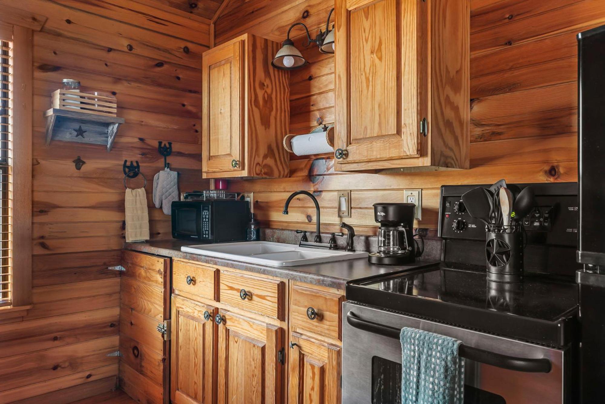 Enchanted Rockview Cabins Crabapple Room photo